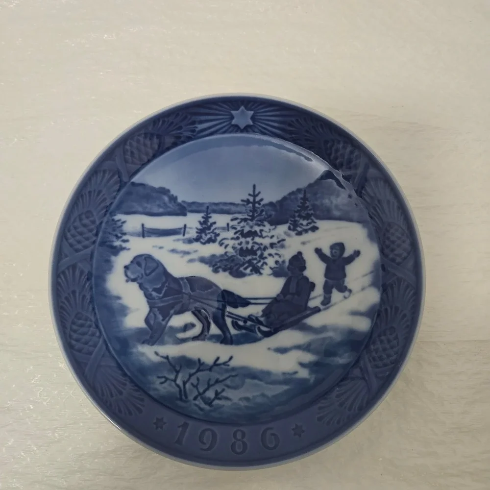 Royal Copenhagen 1986 Christmas Holidays Juleferie Collector Plate Blue White